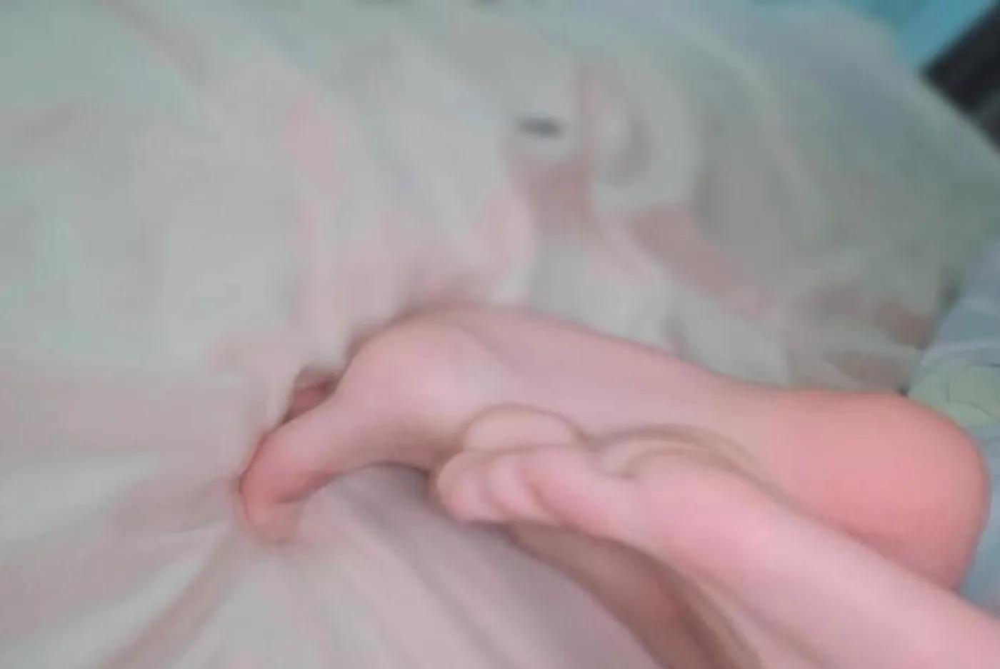 挠脚心